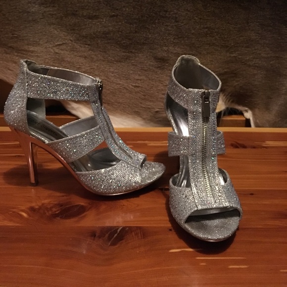 Silver Slipper Shoes - 🛍5/$20🛍Silver Slipper-Silver sparkling heels